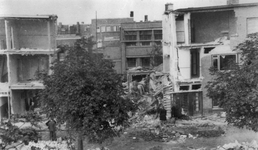 86599 Afbeelding van de ravage in de Van Hoornekade te Utrecht na het bombardement op 23 september 1944.Mensen zijn ...